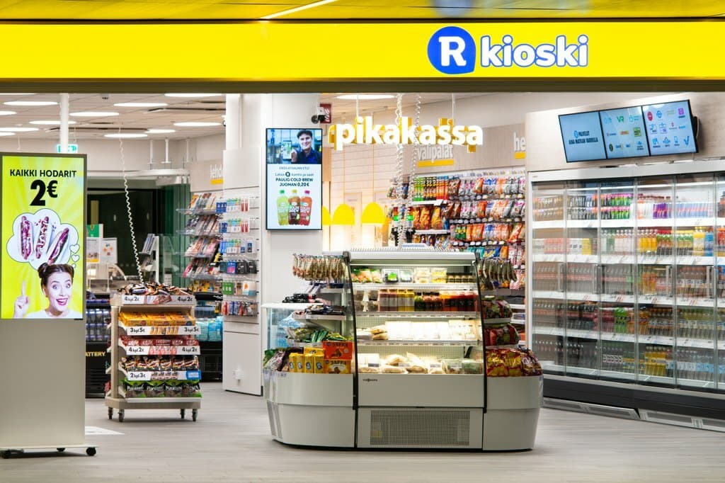 The interior of an R-kioski store, with a chilled food counter, drinks fridges and a self-checkout area signed pikakassa